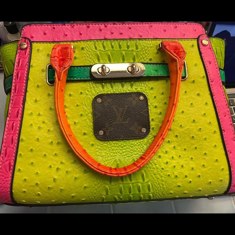 Gorgeous neon colors on vegan leather. Perfect for summer ☀️🌈
